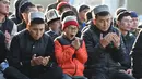 Muslim Kyrgyz berdoa di pusat Bishkek, Kirgizstan  pada 21 April 2023, selama perayaan Idul Fitri, menandai akhir bulan puasa Ramadhan. (Photo by VYACHESLAV OSELEDKO / AFP)