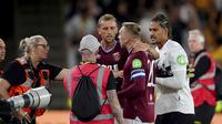 Jarrod Bowen berusaha ditenangkan rekan-rekannya usai terlibat adu mulut dengan suporter West Ham dalam laga Carabao Cup versus Wolverhampton, Rabu (27/8/2025). (PA via AP Photo/Mike Egerton)