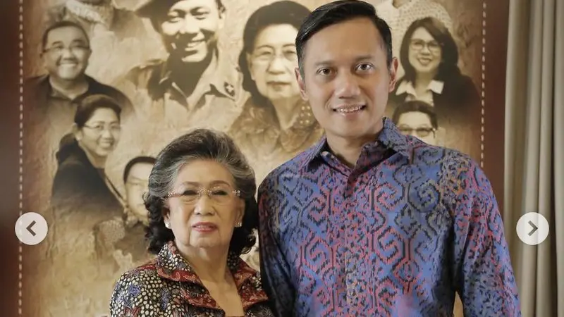 Ketua Umum Partai Demokrat Agus Harimurti Yudhoyono atau AHY bersama sang nenek Sunarti Sri Hadiyah.