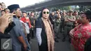 Ratna Sarumpaet menggunakan kaca mata hitam saat penertiban pemukiman penduduk di kawasan Rawajati, Jakarta, Kamis (1/9). Keberadaan Ratna di lokasi tersebut guna membantu mediasi warga yang rumahnya dieksekusi petugas. (Liputan6.com/Immanuel Antonius)