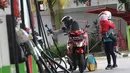 Pengendara mengisi BBM di SPBU Jakarta, Minggu (10/2). Hari ini BBM kembali diturunkan Pertamina adapun penurunan harga BBM ini, untuk wilayah Jabodetabek, harga Pertamax Turbo diturunkan dari Rp 12.000 jadi Rp 11.200 per liter.(Liputan6.com/AnggaYuniar)