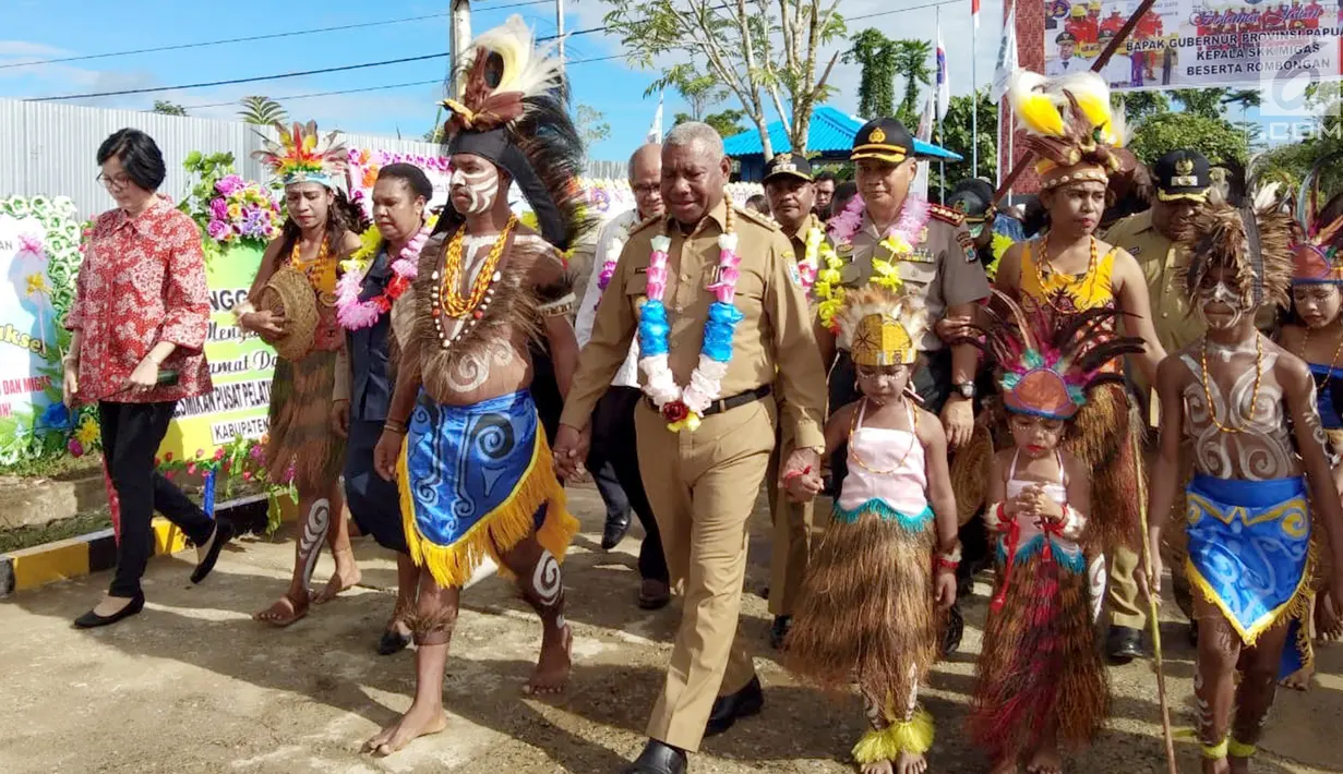 Gubernur Papua Barat Dominggus Mandacan tiba pada peresmian Pusat Pelatihan Teknik Industri dan Migas Teluk Bintuni (P2TIM-TB) di Kampung Deimes, Bintuni Timur, Papua Barat (23/7). (Liputan6.com/Pool/Febri)