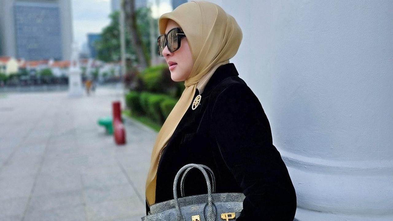 Potret Gaya Syahrini Tenteng Tas Seharga Nyaris Dua Miliar di Singapura, Santai Ditaruh Lantai