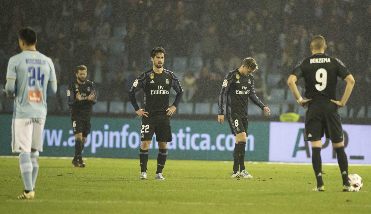 Raut kecewa para pemain Real Madrid usai tersingkir dari Copa Del Rey saat melawan Celta Vigo  di Balaidos stadium, Vigo, Spain, Rabu (25/1/2017). Madrid bermain imbang 2-2. (AP/Lalo R. Villar)