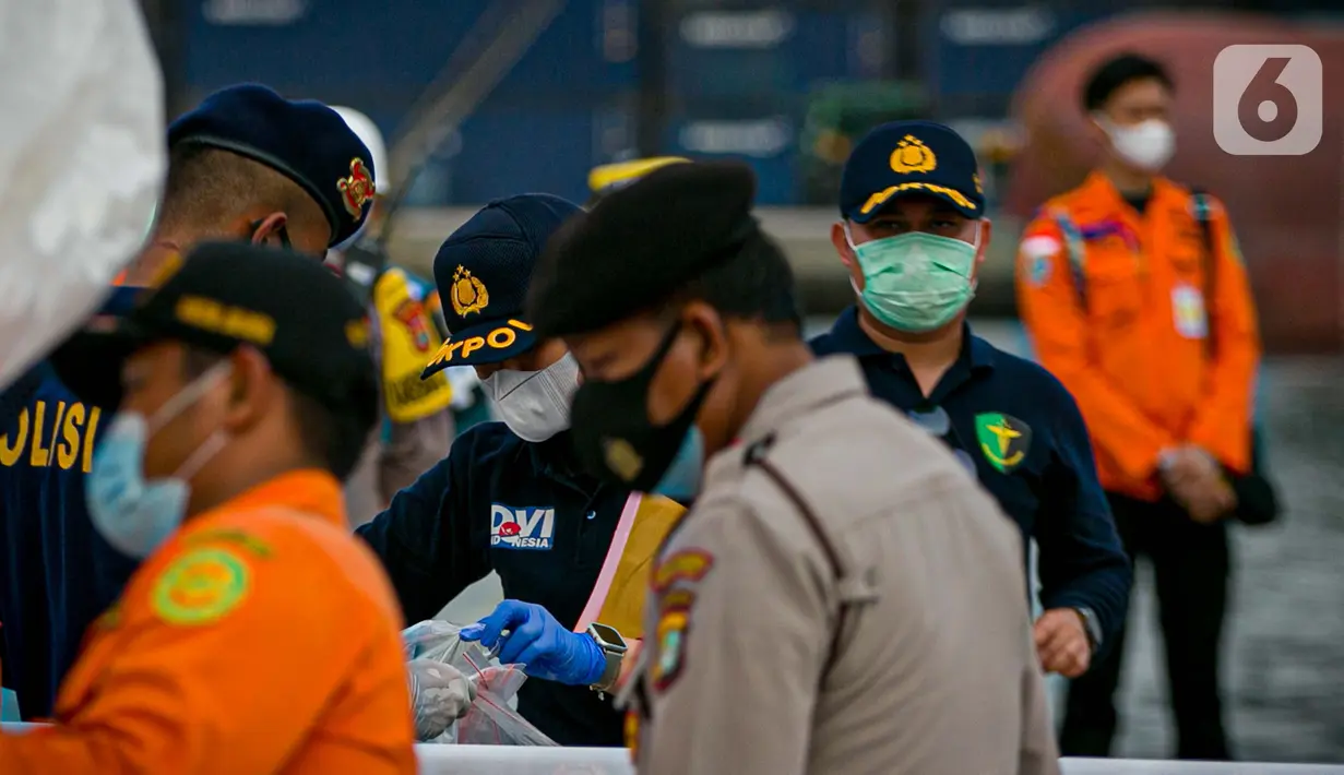 Petugas mengecek kantong body part di JICT II Tanjung Priok, Jakarta, Jumat (15/1/2021). 13 kantong yang dibawa ini berisi bagian tubuh penumpang (body part) Sriwijaya Air SJ182. (Liputan.com/Faizal Fanani)
