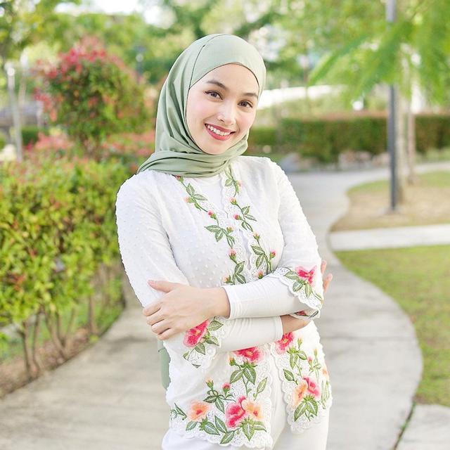 6 Potret Terbaru Tya Arifin 'Preman Pensiun' yang Kini Berhijab