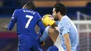 Pemain Chelsea N'Golo Kante (kiri) berebut bola dengan pemain Manchester City Ilkay Gundogan pada pertandingan Liga Inggris di Stamford Bridge, London, Inggris, Minggu (3/1/2021). Manchester City mempermalukan Chelsea dengan skor 3-1. (Andy Rain/Pool via AP)