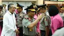 Kapolri Jenderal Tito Karnavian memberi ucapan selamat usai memimpin upacara kenaikan pangkat di Rupatama Mabes Polri, Jakarta, Jumat (21/7). Sebanyak 14 orang perwira tinggi (Pati) Polri mendapat kenaikan pangkat dari Kapolri (Liputan6.com/Faizal Fanani)