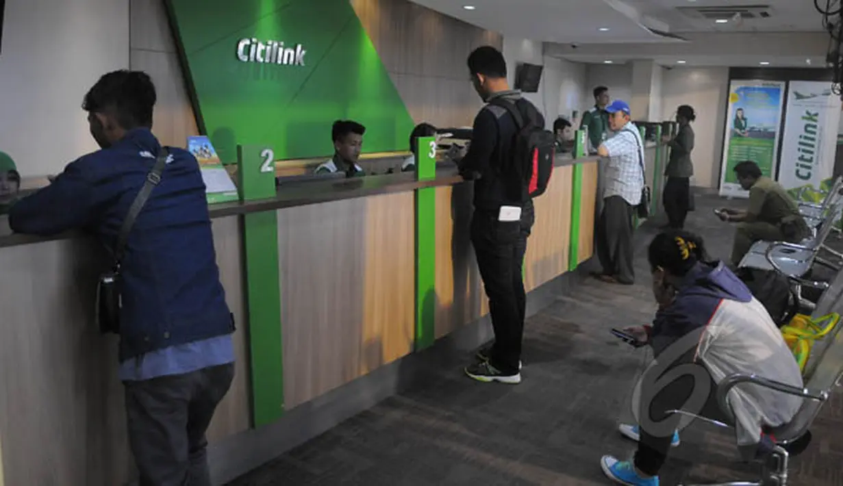 Calon penumpang pesawat mengantre di loket penjualan tiket maskapai di Bandara Soekarno Hatta, Tangerang, Selasa (17/2). Mulai 1 Maret mendatang, PT Angkasa Angkasa Pura II akan menghapus loket penjualan tiket di bandara. (Liputan6.com/Herman Zakharia)