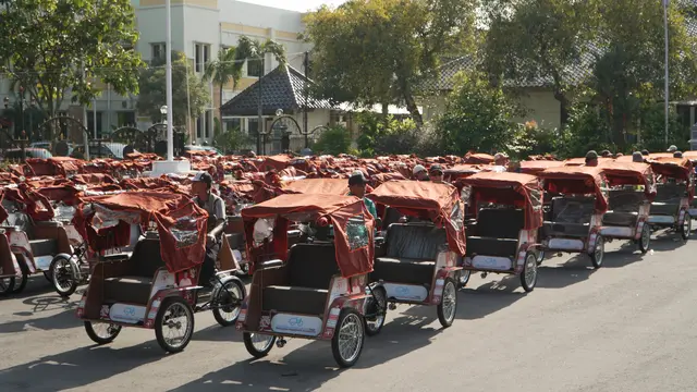 bantuan 200 unit becak listrik dari Presiden Prabowo Subianto melalui Gerakan Solidaritas Nasional (GSN) di Pendopo Wedya Graha.