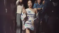 Kembali ke Paris Fashion Week, Jennie BLACKPINK tampil stunning berbalut mini dress putih di Paris Fashion Week SS23.(Instagram/eloan_2).