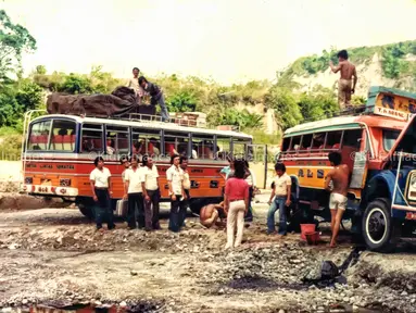Para pemudik yang menggunakan perusahaan otobus Angkutan Lintas Sumatera (ALS) yang sedang menepi. (Source: imotorium.wordpress.com)