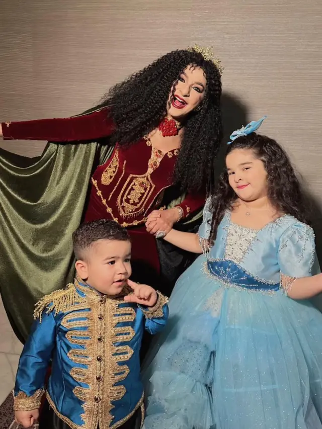 6 Gaya Keluarga Tasya Farasya Cosplay Jadi Karakter Disney di Pesta Ulang tahun Maryam dan Isa, Semuanya Totalitas!