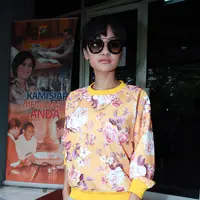 Julia Perez sudah menganggap Prilly sebagai adiknya sendiri. Artis seksi ini mengaku syok saat melihat foto rekayasa yang seolah memperlihatkan Prilly sedang tanpa busana. (Deki Prayoga/Bintang.com)