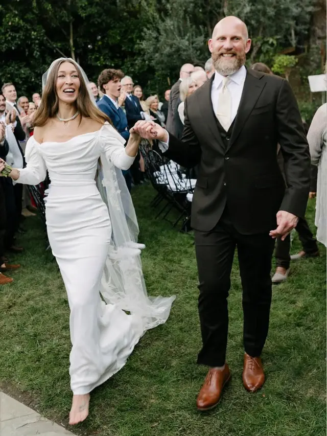 Alana Hadid menikah dengan gaun vintage dipadukan veil panjang yang tampak elegan. [@mangostudios]