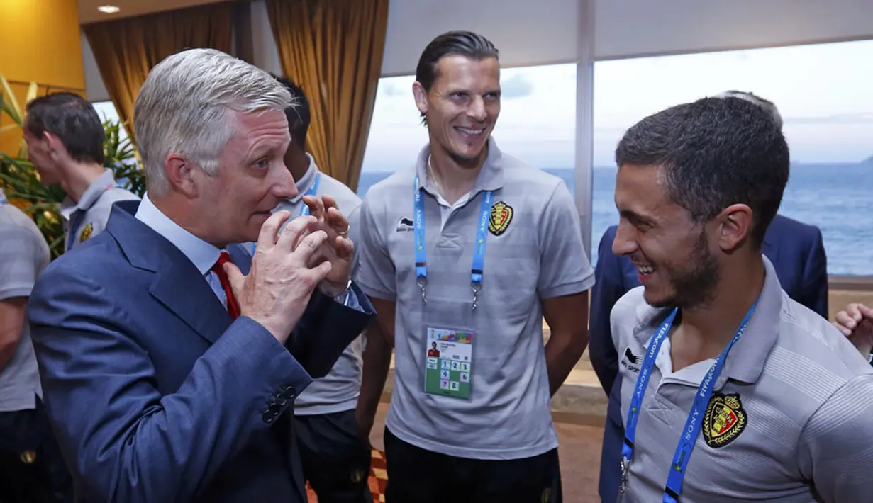 Raja Belgia, Philippe (kiri) berbincang akrab dengan Eden Hazard (kanan) saat mengunjungi markas pemain tim berjuluk The Rode Duivels di Brasil, (23/6/2014). (REUTERS/Yves Herman)