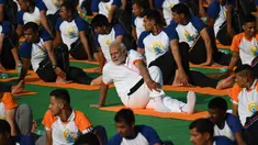 Perdana Menteri India, Narendra Modi memimpin pelaksanaan yoga massal pada Hari Yoga Internasional di Dehradun, Kamis (21/6). Modi adalah tokoh utama yang berhasil melobi PBB untuk menyatakan 21 Juni sebagai Hari Yoga Internasional. (AFP/PRAKASH SINGH)