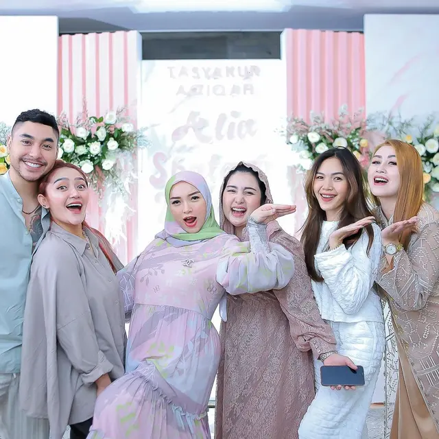 6 Momen Akikah Anak Kedua Zaskia Gotik, Wajah dan Nama Diungkap