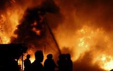 Jelang tengah malam, api di gudang oli masih nyala