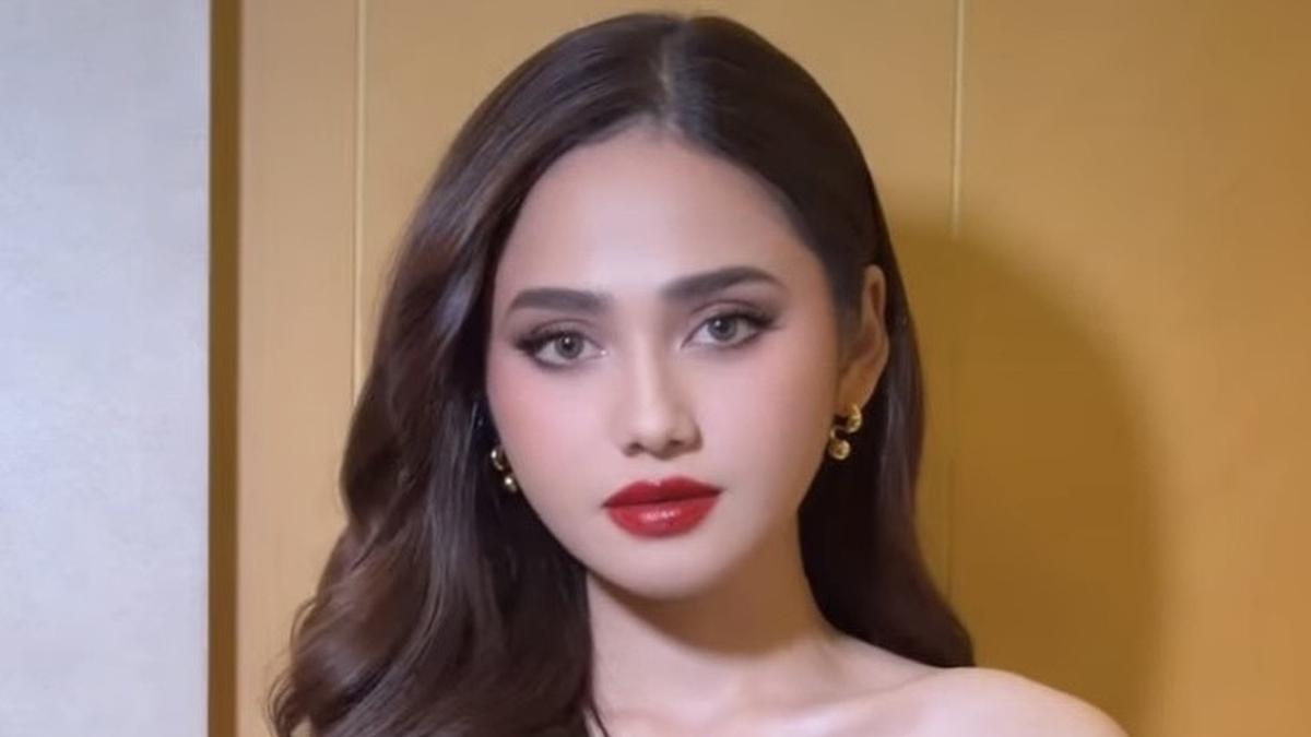 Gaya Glamor Syifa Hadju Dipulas Lipstik Merah Merona Dipadu Dress One Shoulder saat Kondangan