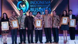 Sejumlah pemenang Indonesia Most Innovative Business Award 2017 yang diselenggarakan Warta Ekonomi berpose bersama, Hotel Pullman, Jakarta, Jumat (24/2). (Liputan6.com/Gempur M Surya)