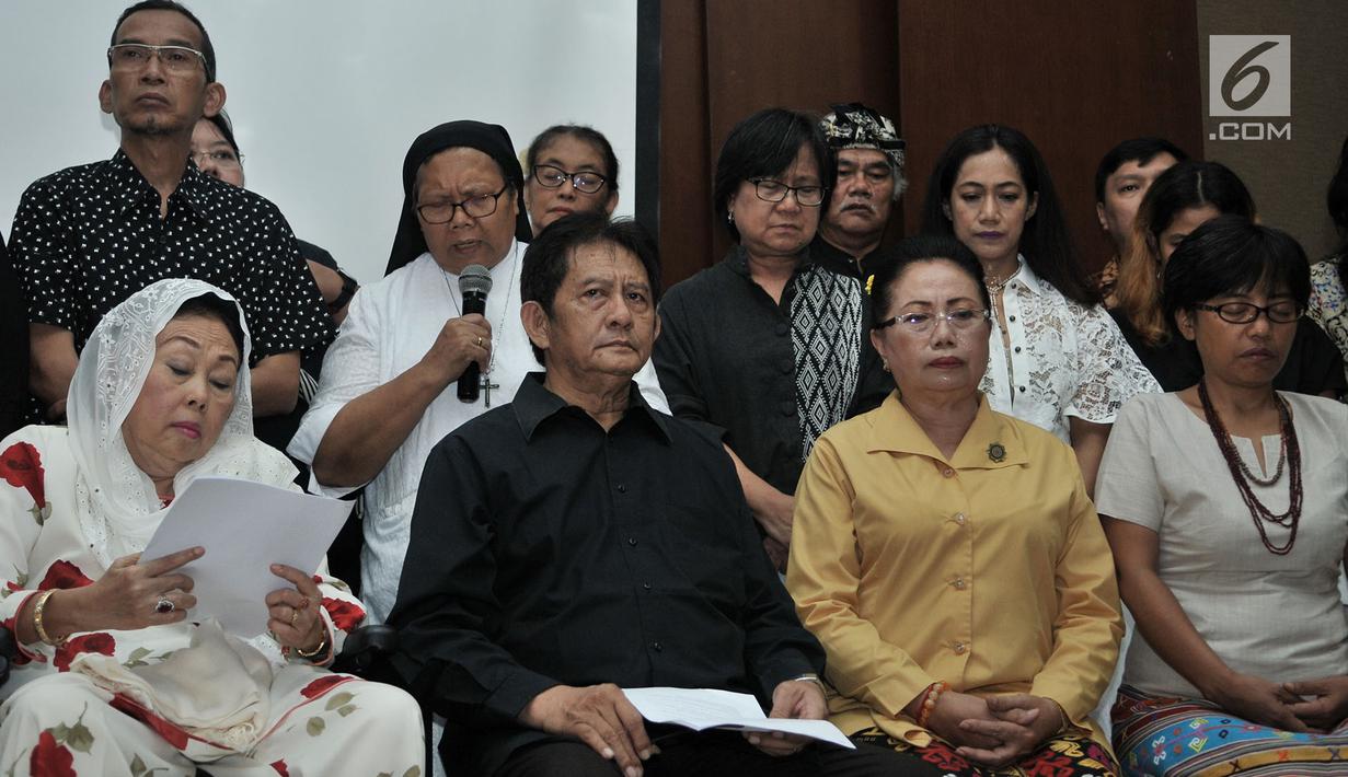 Sinta Nuriyah (kedua kanan) bersama para tokoh yang tergabung dalam Gerakan Warga Lawan Terorisme memberi pernyataan sikap terkait tragedi bom Surabaya dan Sidoarjo, di Jakarta, Selasa (15/5). (Merdeka.com/Iqbal S Nugroho)