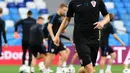 Bek Kroasia, Tin Jedvaj mengiring bola saat latihan di stadion Nizhny Novgorod di Nizhny Novgorod, Rusia, (20/6). Kroasia akan bertanding melawan Argentina pada lanjutan grup D Piala Dunia 2018. (AP Photo / Martin Bernetti)