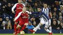 Aksi pemain Arsenal, Jack Wilshere (kiri) melewati adangan pemain West Bromwich, Hal Robson-Kanu pada lanjutan Premier League di The Hawthorns, West Bromwich, (31/12/2017). Arsenal bermain imbang 1-1 dengan West Bromwich. (Martin Rickett/PA via AP)