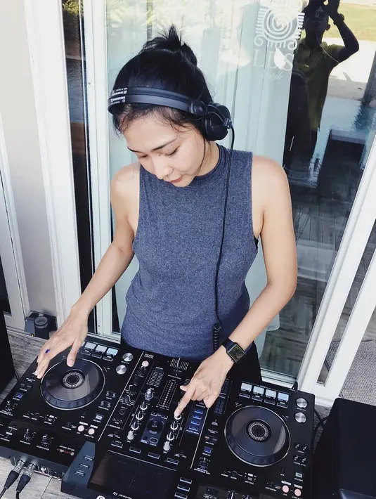 Seksi sejak masih duet dengan Maia, kini pesona Mey Chan semakin memikat. Gayanya pun juga semakin kece dan seksi juga pastinya. Lihat saja gayanya yang memakai outfit abu-abu ini saat sedang nge-dj. (Instagram/ditaofficial.id)