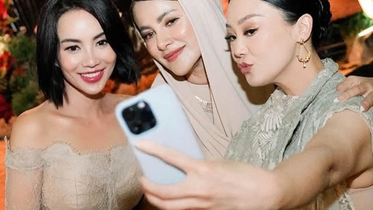 Dikabarkan Dekat dengan Ari Lasso, 7 Potret Dearly Djoshua di Pernikahan Luna Maya - Foto Bareng Seleb Lain dan Tampak Akrab