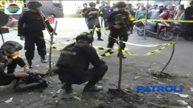 Warga Surabaya temukan kantong berisi benda hijau mirip granat yang diduga peninggalan zaman Belanda.