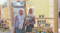 Tazkira Turahman dan Wa Ode Mayuni (16) berbangga dapat memenangkan kompetisi wirausaha nasional pada Festival Inovasi Kewirausahaan Siswa Indonesia atau FIKSI 2019 di Bandung, Jawa Barat.
