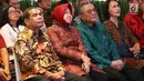 Wali Kota Surabaya Tri Rismaharini (dua kiri) saat peluncuran gerakan Jaga Bhumi periode ke-2 di Jakarta, Rabu (21/11). Jaga Bhumi memiliki misi menyelamatkan plasma nutfah Indonesia. (Liputan6.com/Immanuel Antonius)