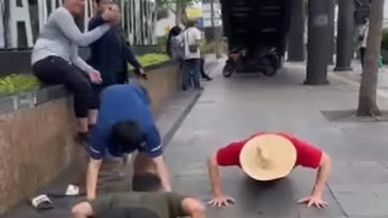 Usia 68 Tahun, Bos Jalan Tol Bikin Pemuda Nyerah saat Lomba Push