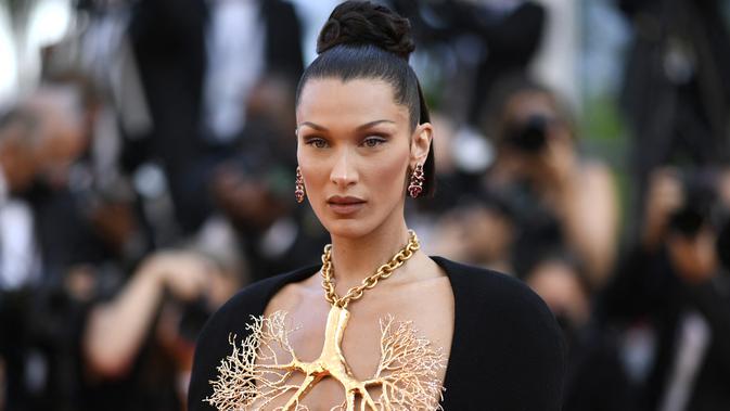 Bella Hadid Pakai Kalung Berbentuk Paru-Paru Emas yang Menutupi Dada - Vimarsana News