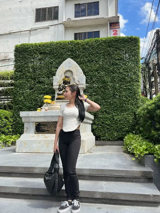 Prilly Latuconsina tampil anti membosankan dengan outfit monokrom. Ia padukan curve top dengan black pants dan sneakers. Large Jodie Bag dari Bottega Venetta jadi aksen [@prillylatuconsina96]