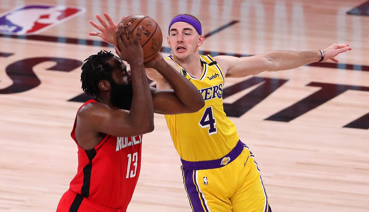 Pebasket LA Lakers, Alex Caruso, berebut bola dengan pebasket Houston Rockets, James Harden, pada semifinal playoff NBA di ESPN Wide World Sports, Orlando, Jumat (11/9/2020). LA Lakers menang 110-100 atas Houston Rockets. (AFP/Michael Reaves/Getty Images)