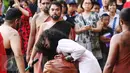 Umat Katolik memperagakan drama teatrikal Jalan Salib (Tablo) saat perayaan Paskah di Gereja St Matius Penginjil Bintaro, Jumat (14/4). Prosesi jalan salib yang mengisahkan kesengsaraan Yesus saat penyaliban dirinya. (Liputan6.com/Angga Yuniar)