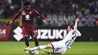 Gelandang Juventus, Adrien Rabiot berusaha merebut bola dari pemain Torino, Ola Aina pada pertandingan lanjutan Liga Serie A Italia di di Stadio Olimpico Grande Torino di Turin, Italia, Sabtu (15/10/2022). Kemenangan ini mengangkat Juventus ke posisi tujuh sementara dengan 16 poin dari 10 laga. (Marco Alpozzi/LaPresse via AP)