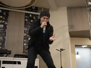 Aksi Anji saat peluncuran CD album resmi Asian Games 2018 yang berjudul 'Energy of Asia' di kawasan Jakarta, Kamis (19/7). Album 'Energy of Asia' berisikan 13 lagu. (Liputan6.com/Faizal Fanani)