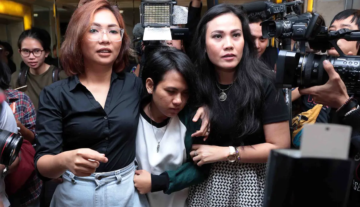 Sembilan bulan pasangan Aming dan Evelyn membina rumah tangga. Dari luar, pasangan ini selalu terlihat harmonis. Namun, kali ini mulai sedikit demi sedikit terungkap mengenai kisruh rumah tangganya. (Deki Prayoga/Bintang.com)