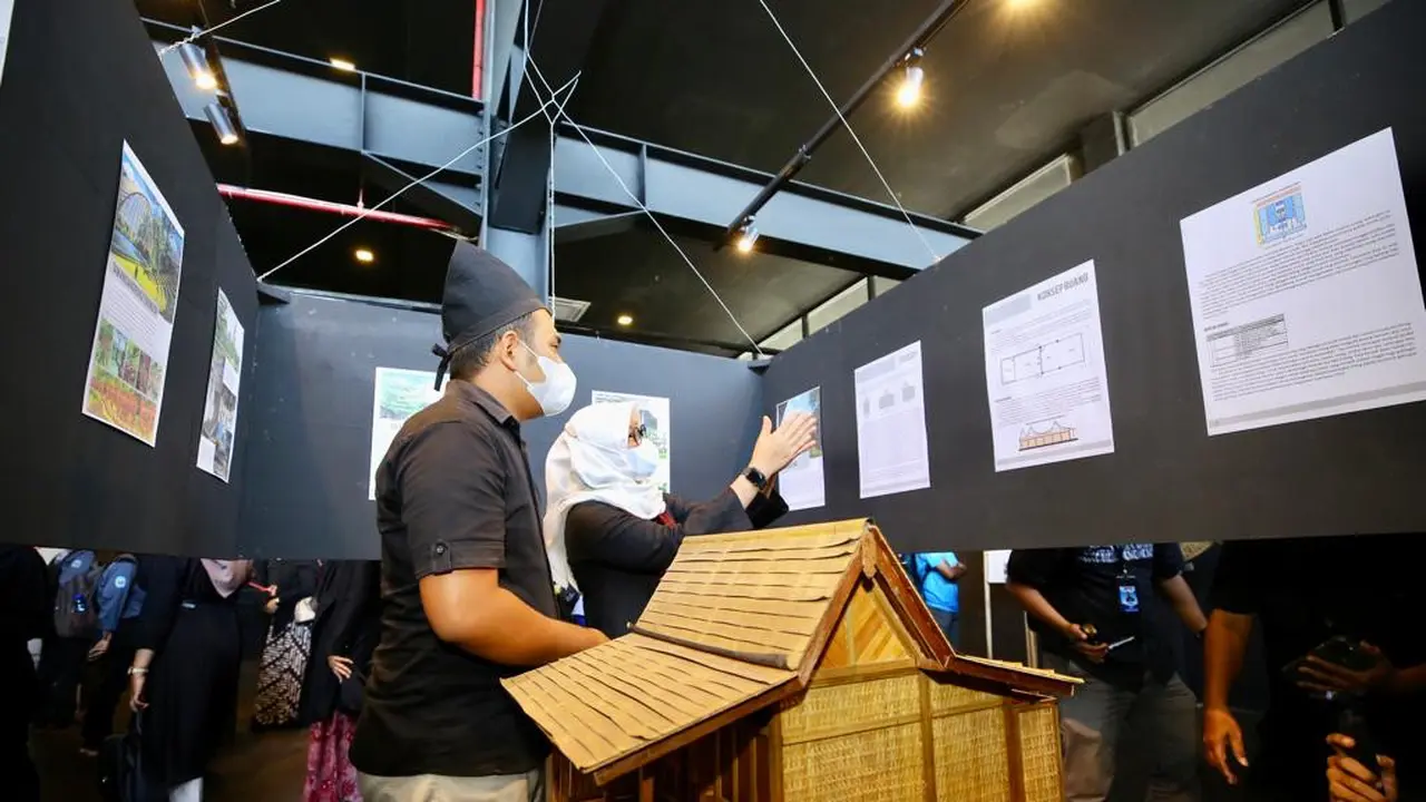 BupatI Banyuwangi Ipuk Fiestiandani melihat pameran produk arsitek Banyuwangi (Istimewa)