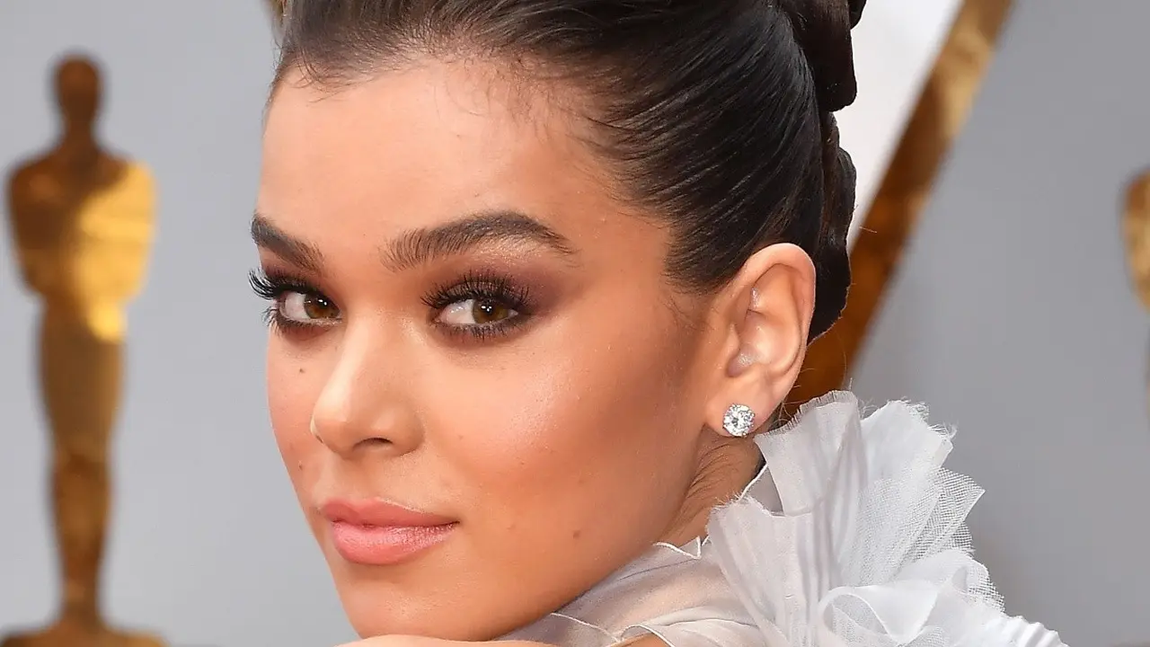 Smokey eyes merupakan salah satu riasan mata paling favorit para wanita. Riasan ini pun dapat dilakukan dengan cara mudah. Yuk, pelajari.
