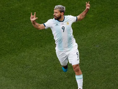 Penyerang Argentina, Sergio Aguero berselebrasi usai mencetak gol ke gawang Chile pada pertandingan perebutan tempat ketiga Copa America 2019 di Arena Corinthians di Sao Paulo, Brasil (6/7/2019). Argentina sukses  merebut posisi ketiga usai mengalahkan Chile 2-1. (AP Photo/Nelson Antoine)