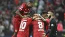 Gelandang Bayer Leverkusen Robert Andrich (tengah) berselebrasi dengan timnya setelah mencetak gol pembuka untuk timnya ke gawang Atletico Madrid dalam matchday kedua Grup B Liga Champions di BayArena, Rabu (14/9/2022) dini hari WIB. Bertandang ke markas Bayer Leverkusen, Atletico Madrid tumbang dengan skor 0-2. (Photo by Sascha Schuermann / AFP)