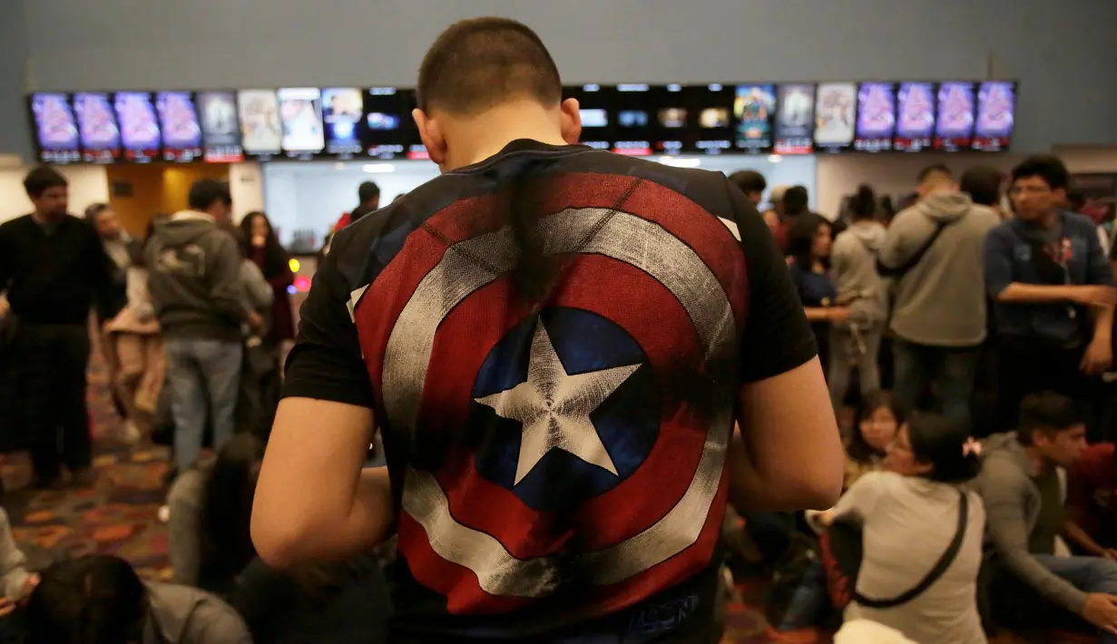 Seorang penggemar mengantre untuk menyaksikan pemutaran perdana film The Avengers: Endgame di La Paz, Bolivia (24/4). Film Avengers ini diputar perdana secara serentak pada 24 April 2019. (Reuters/David Mercado)