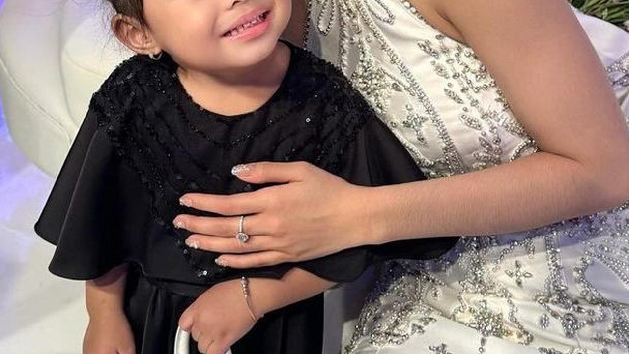 Ameena Mengenakan Tas Kecil Menggemaskan <br>