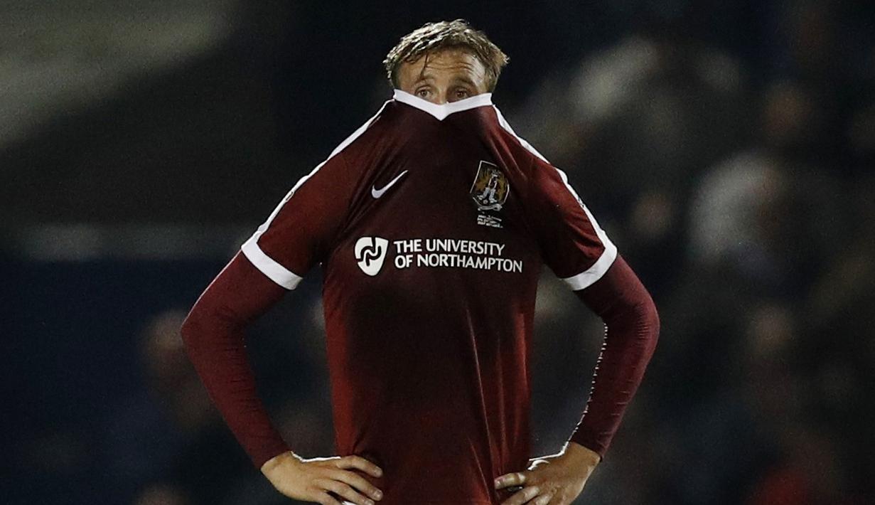 Pemain Northampton Town, Matthew Taylo terlihat sedih usai kalah dari Manchester United pada piala liga Inggris di Sixfields Stadium, (22/9/2016) dini hari WIB. (Reuters/Darren Staples)