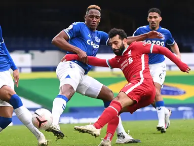 Gelandang Liverpool, Mohamed Salah, berusaha melepaskan tendangan pada laga lanjutan Liga Inggris di Goodison Park, Sabtu (17/10/2020) malam WIB. Liverpool bermain imbang 2-2 atas Everton. (AFP/Laurence Griffiths/pool)