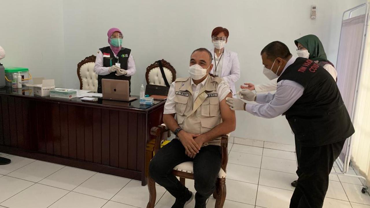 Bupati Ahmad Zaki divaksin Covid-19 di Pendopo Bupati Tangerang, Kamis (14/1/2021).